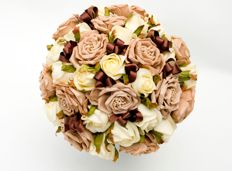 Nous fabriquons des fleurs en tissu de nos propres mains