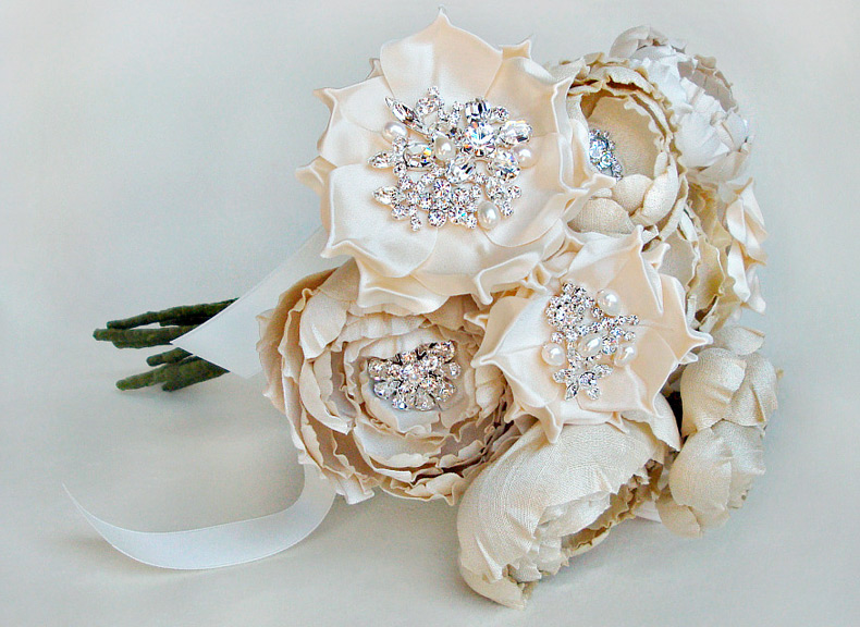 Nous fabriquons des fleurs en tissu de nos propres mains