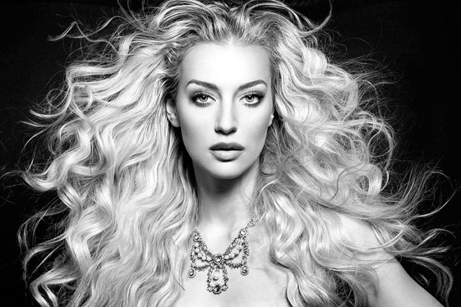 Photo blonde en noir et blanc