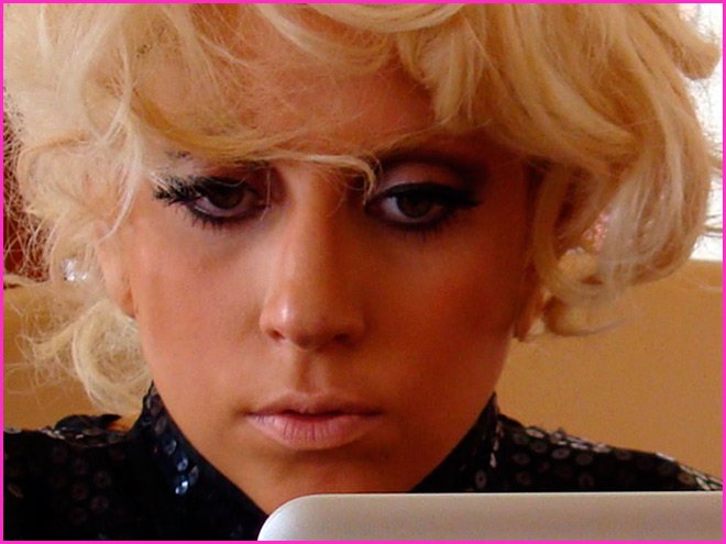 Lady Gaga - photo avec ordinateur