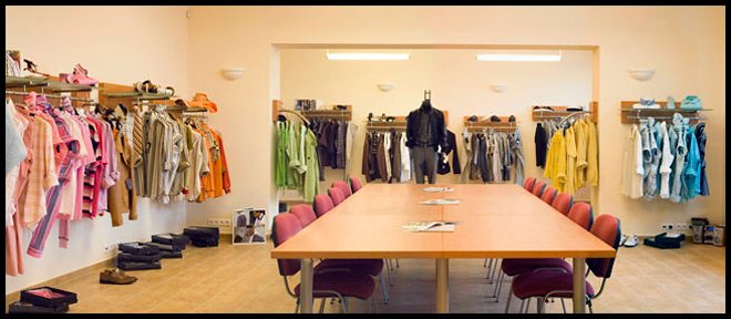 showroom de vêtements à la mode