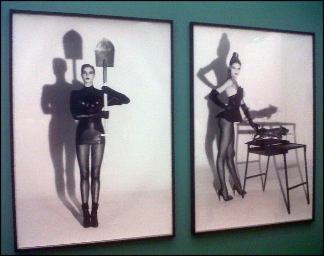 Filles dans les photographies d'Helmut Newton