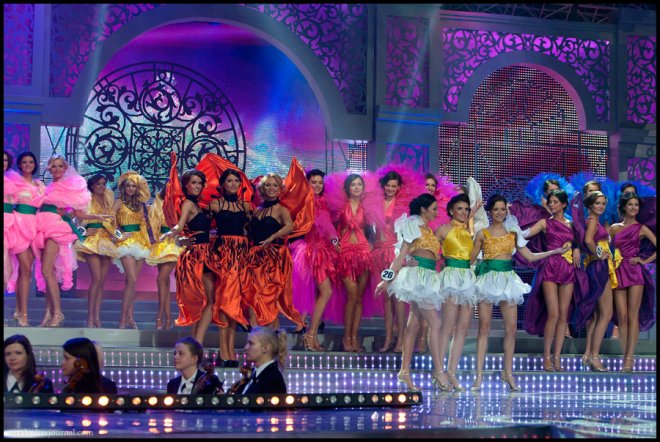 Miss Biélorussie sort en costumes de fleurs