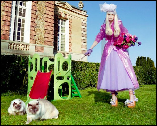 Fille avec un chat, photographe Miles Aldridge