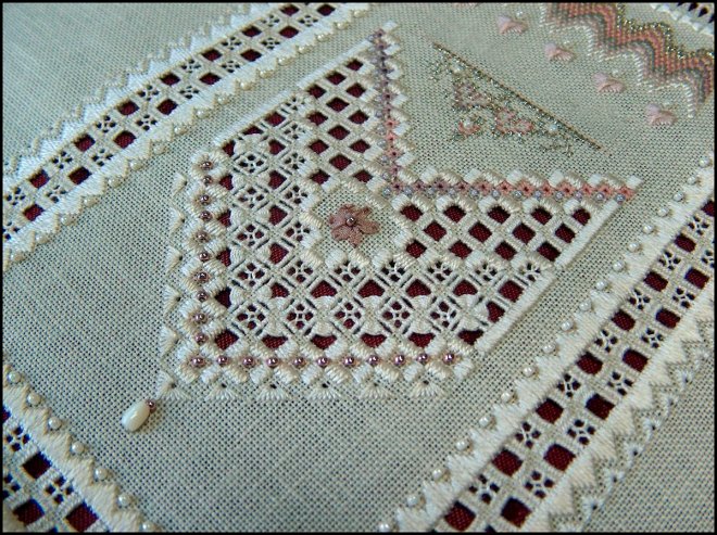 Broderie selon la technique de l'ourlet