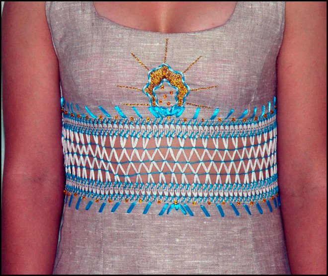 Broderie selon la technique de l'ourlet