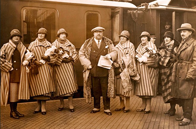 Paul Poiret avec des mannequins