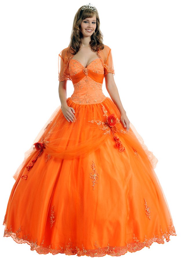 Fille dans une robe orange de mariage