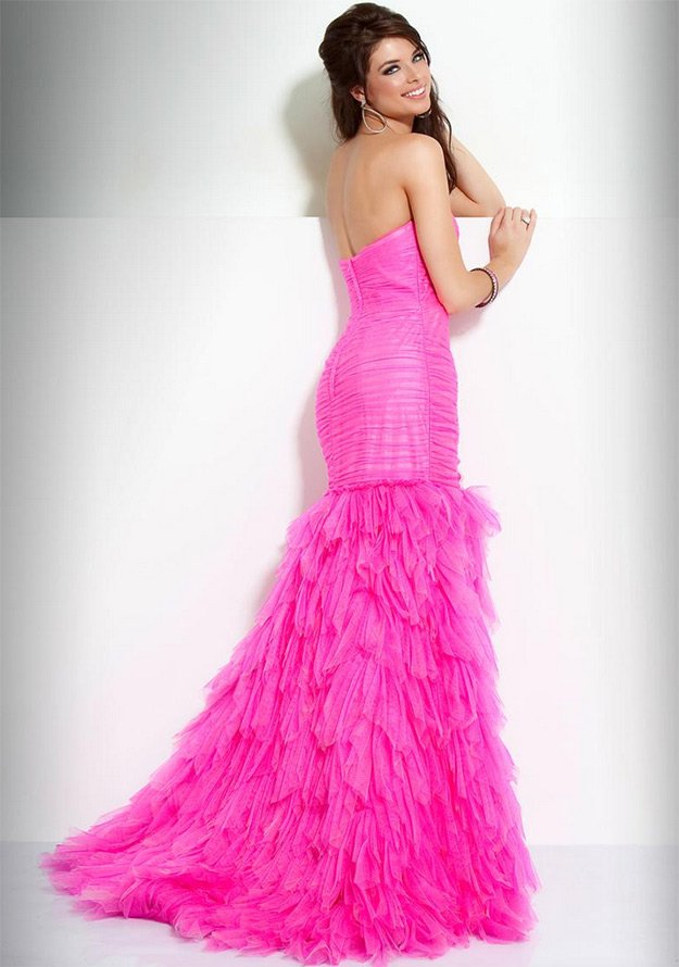 Fille dans une robe de mariée rose