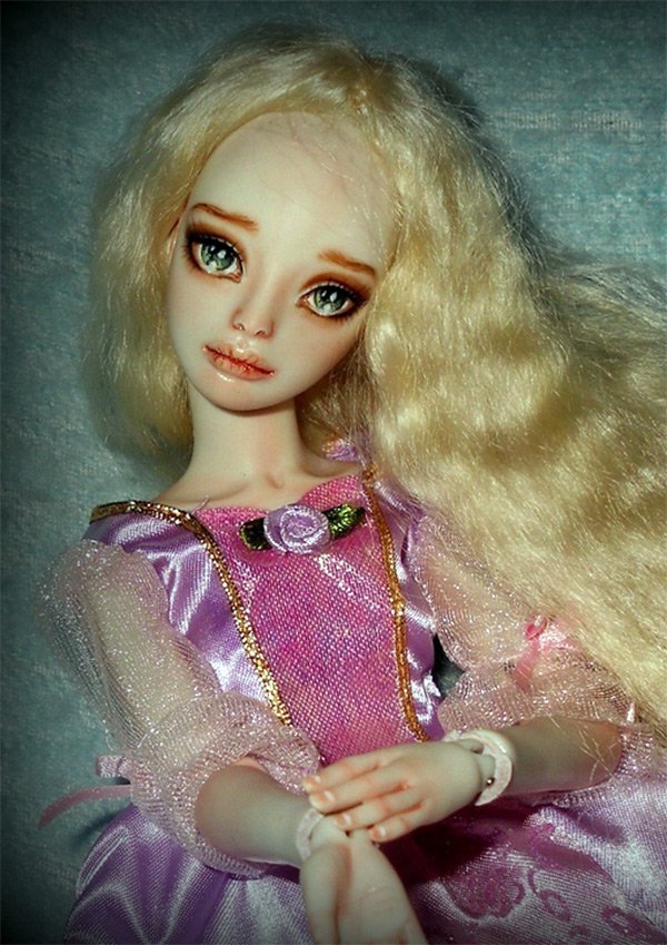 L'histoire de la poupée de porcelaine