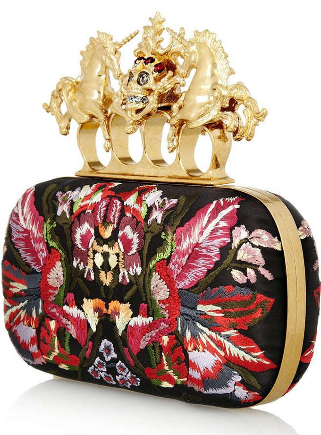 La célèbre pochette, par Alexandra McQueen photo