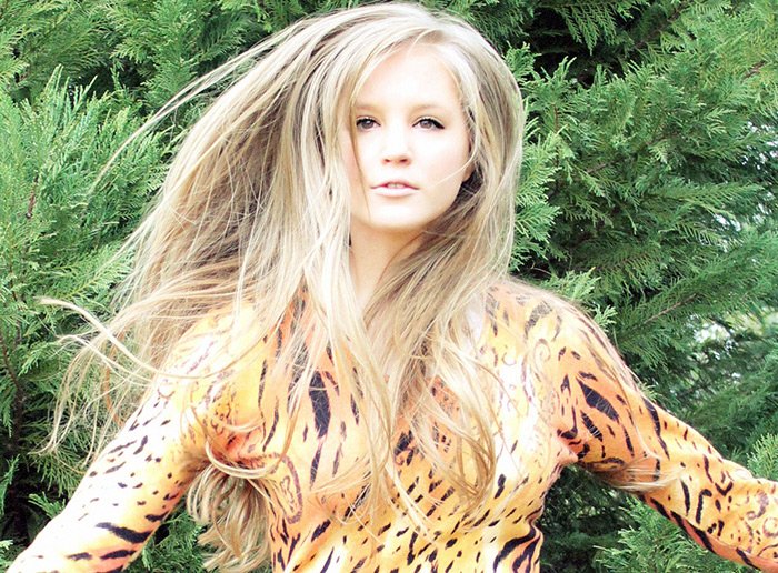 blonde, photo dans le parc