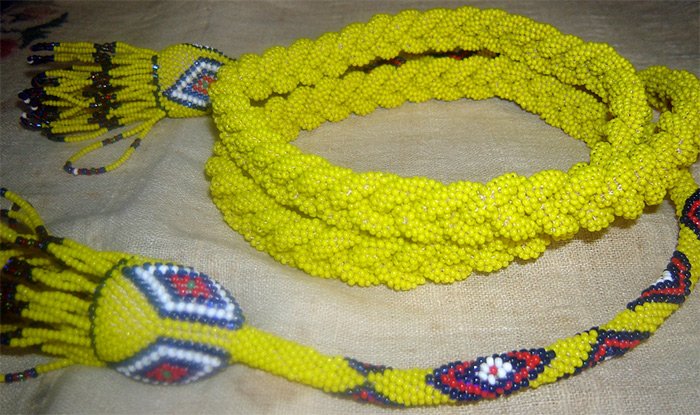 Photo de ceinture perlée jaune