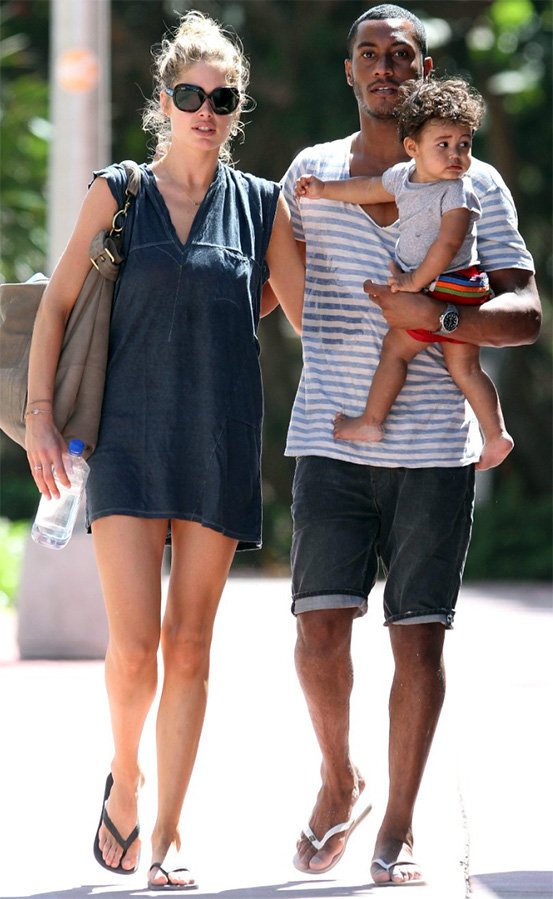 Doutzen Cruz - photo avec un enfant