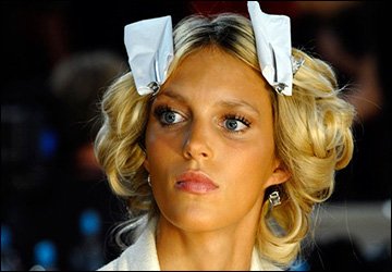 Anya Rubik dans le rôle de Madonna Raphael