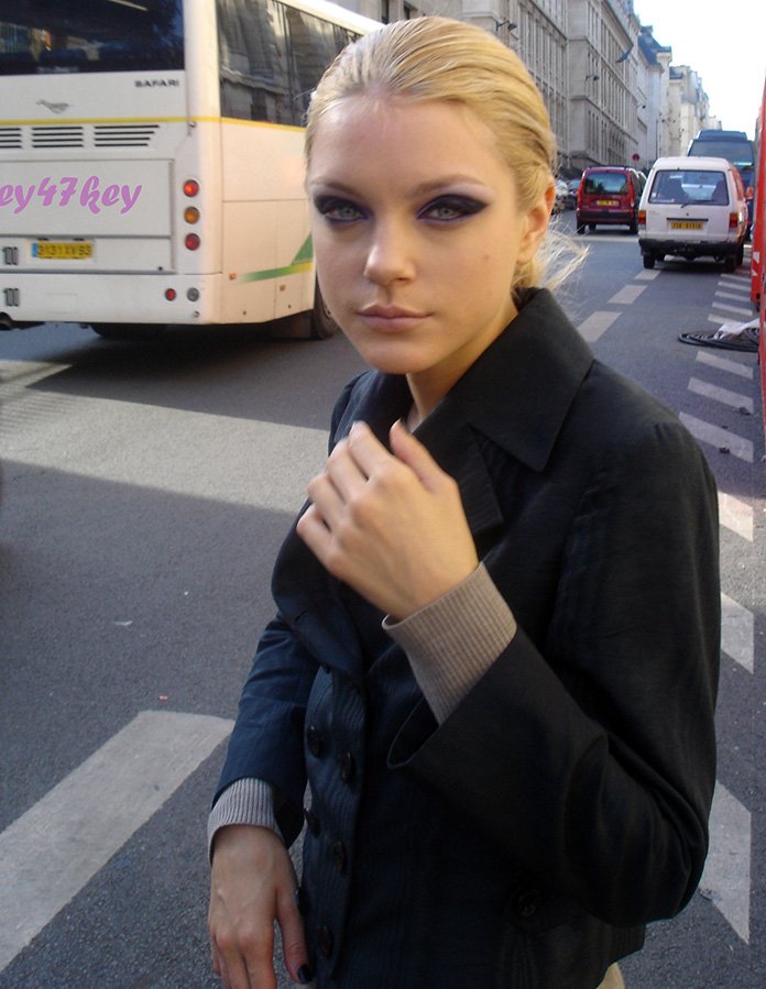 Jessica Stam à l'arrêt de bus