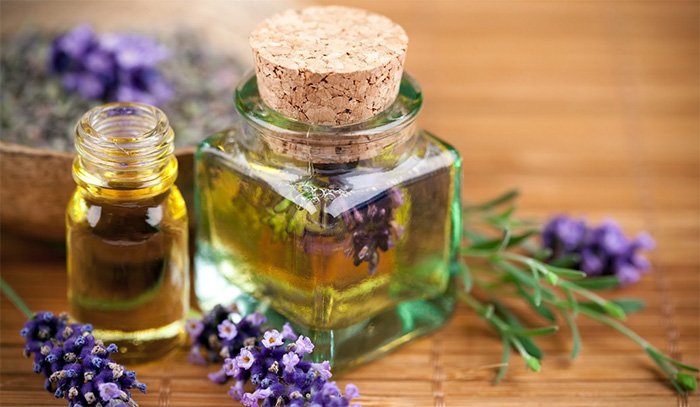 Base et huiles essentielles pour le visage et le contour des yeux