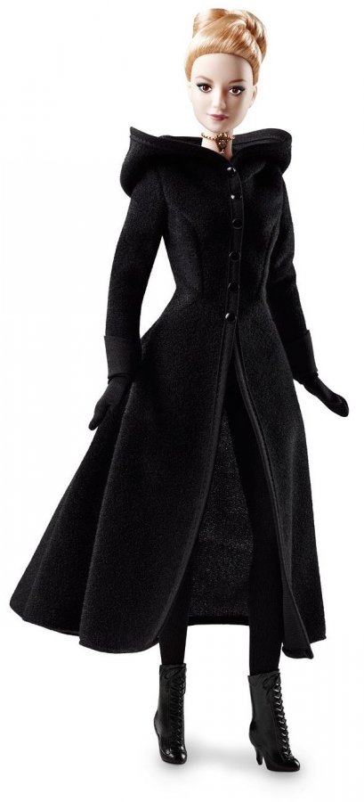 Photo de barbie blonde en manteau noir