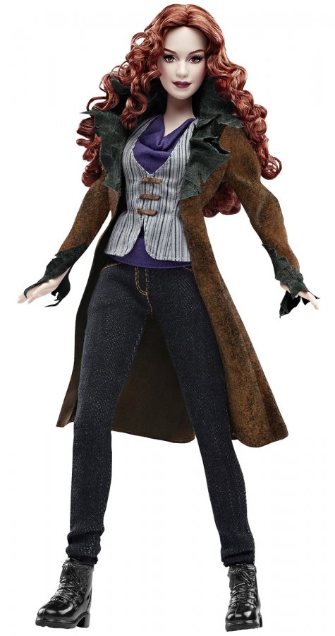 Poupée barbie à la mode dans un manteau