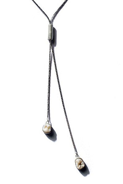 Bijoux en os, dents, photo