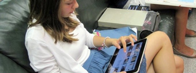 Fille avec une photo de tablette