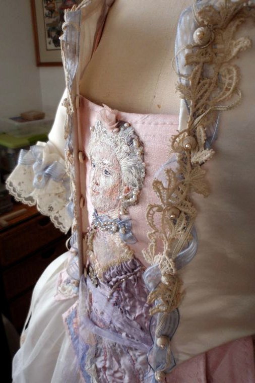 Robe ornée de broderies de style rococo, photo