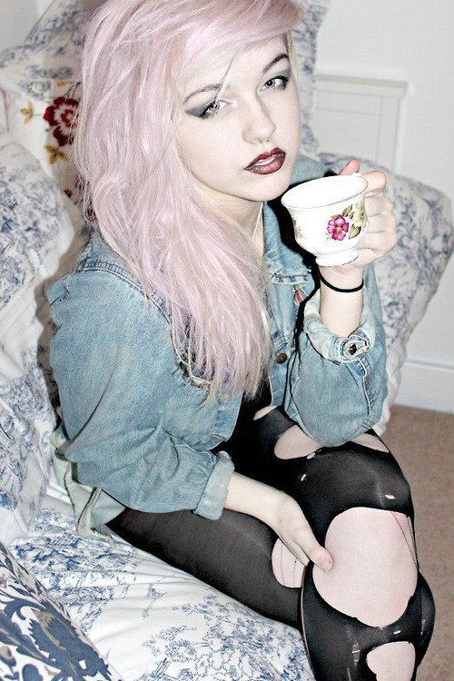 Fille dans le style gothique pastel