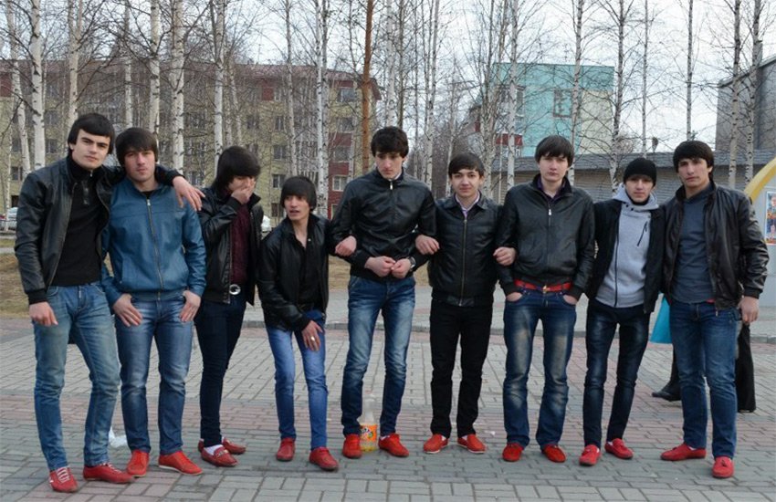 adolescents en mocassins rouges, photo