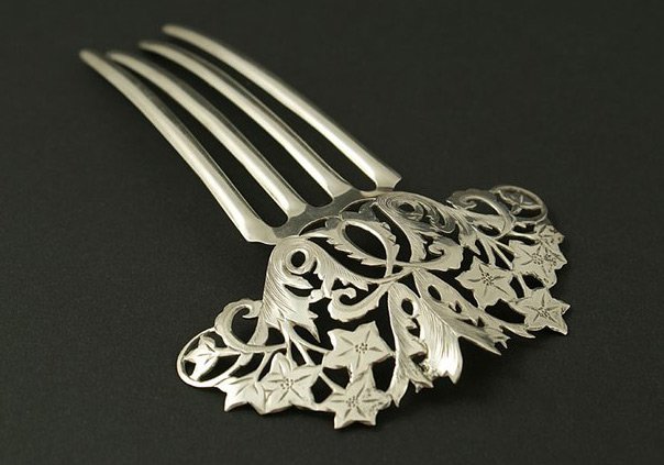 Peigne en métal antique, photo