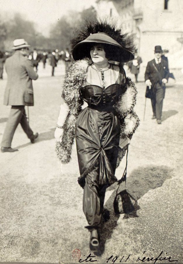 Dame en fourrures et plumes, photo