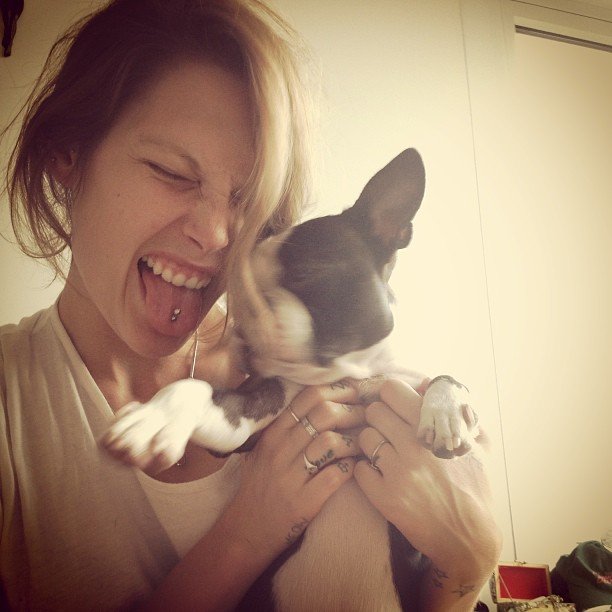 Top model Catherine McNeil, photo avec chien