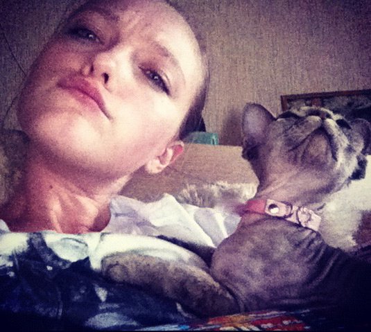 Top model Vlada Rosyalkova et un chat, photo