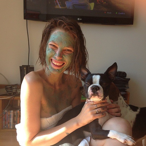 Top model Catherine McNeil, photo avec chien