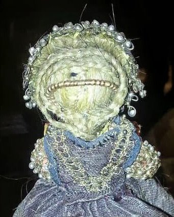 Coiffure de poupée en cheveux naturels, photo