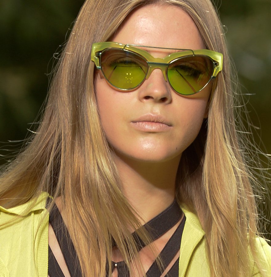 Blonde en lunettes de soleil, photo