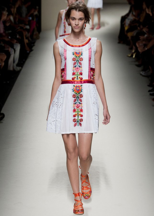 Robe blanche à fleurs, photo