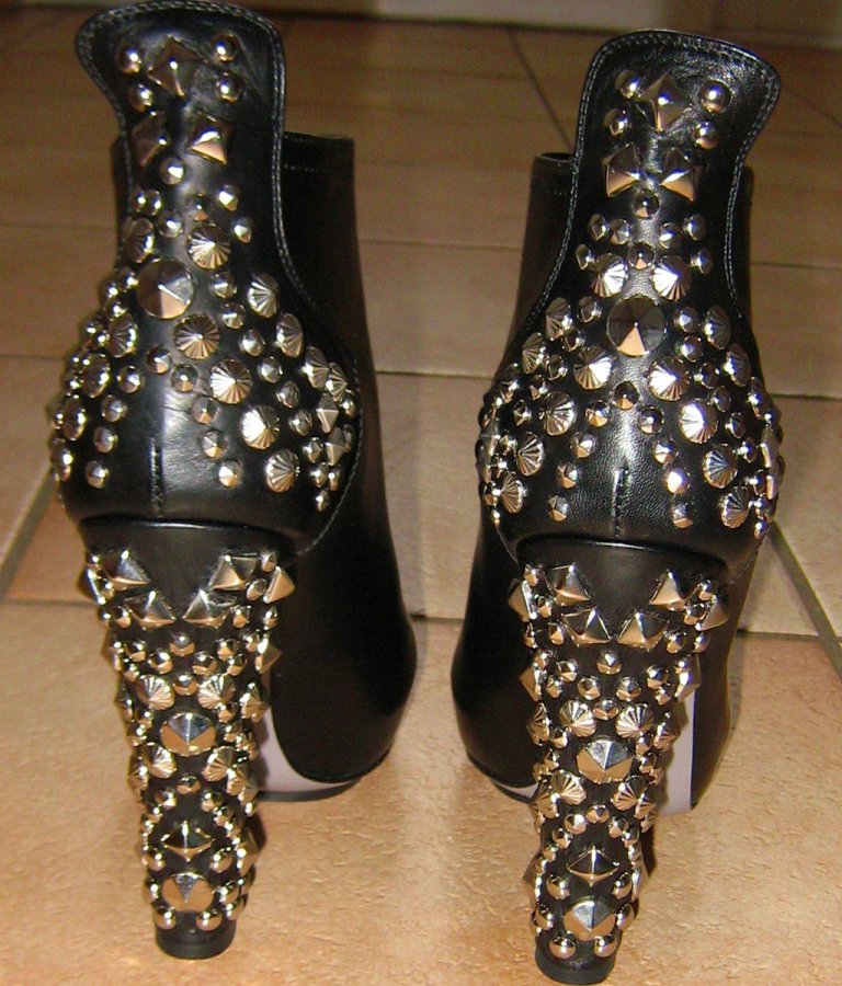 Chaussures pour femmes à la mode John Richmond, photo