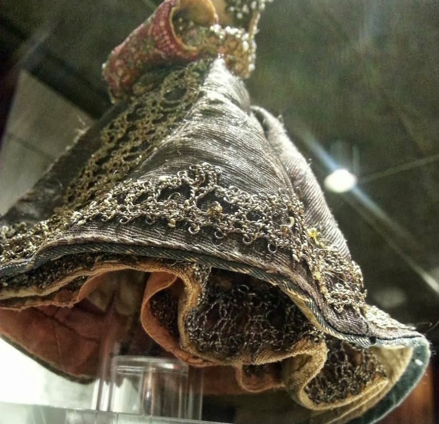 Dentelle argentée sur la jupe, photo