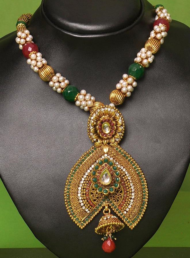 Beaux colliers et bijoux mode