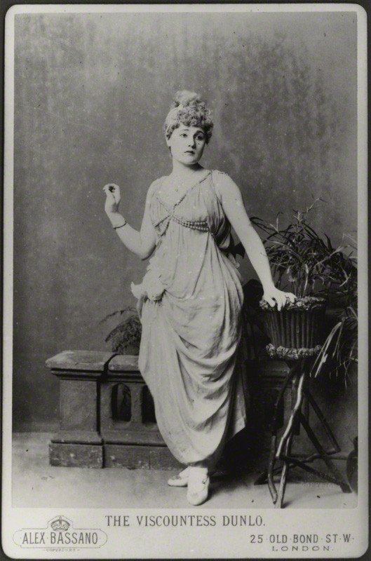 Ancienne photo de l'actrice Belle Bilton