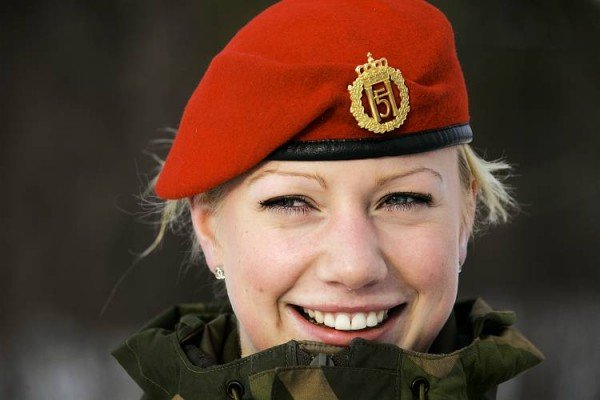 Photo d'une fille en uniforme militaire
