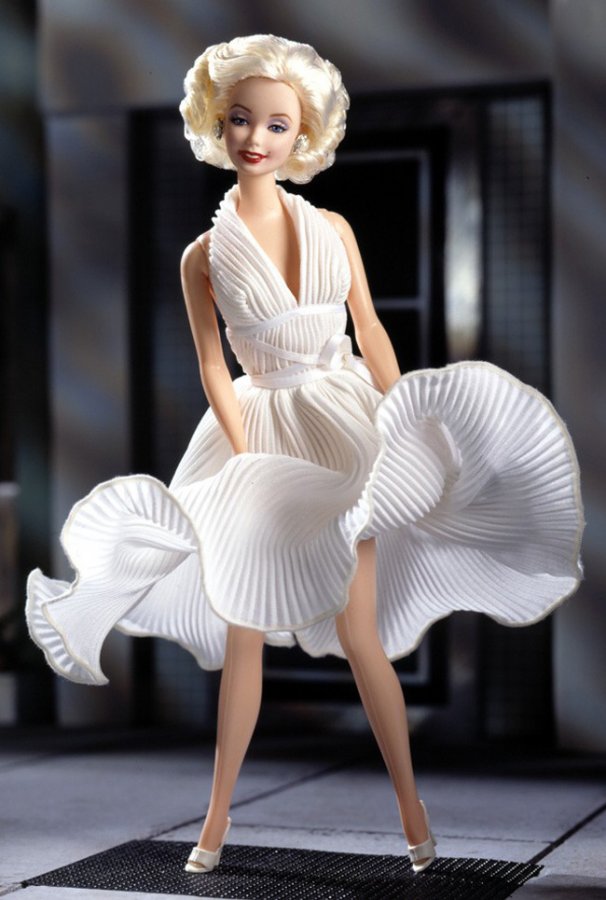 Poupée en robe blanche, photo