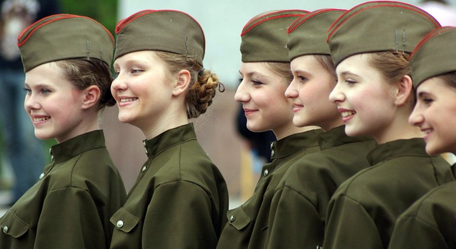Filles en uniforme militaire et service militaire pour les filles