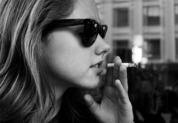 Célébrité avec une cigarette