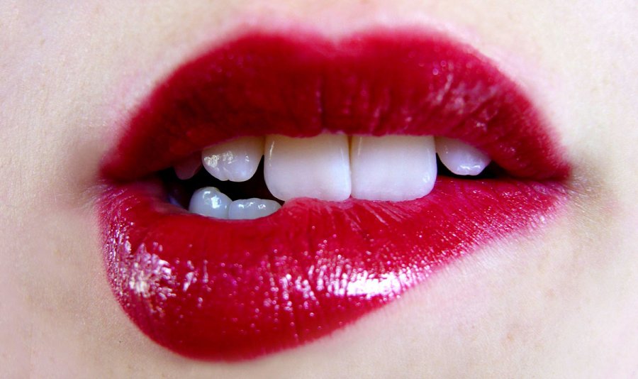 Rouge à lèvres sur les lèvres