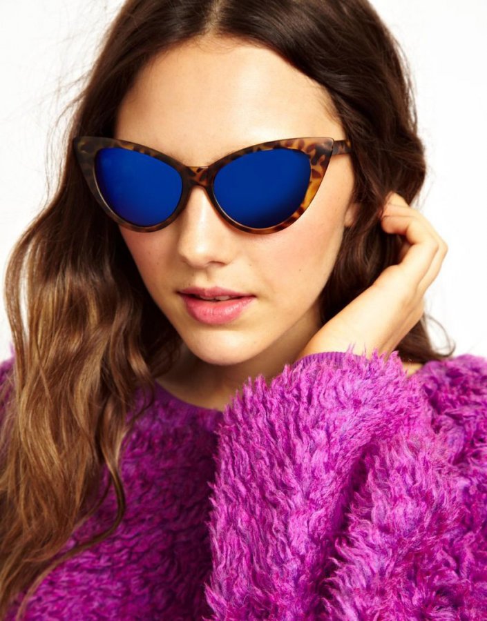 Fille avec des lunettes de soleil