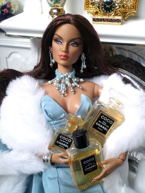 Belle poupée en vêtements de marque