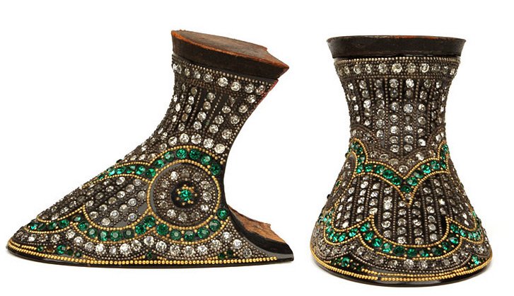 Talons décorés de strass et de perles