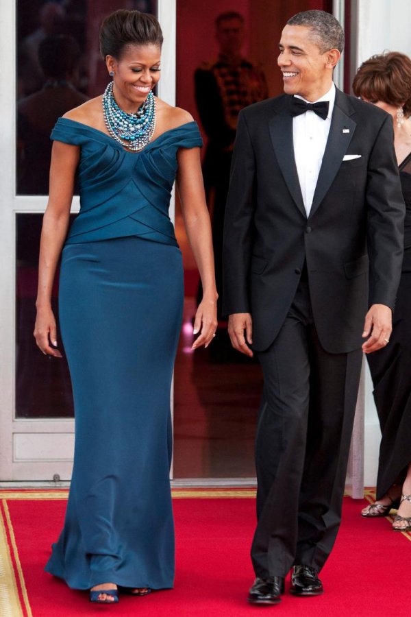 Robe bleu foncé au sol, photo