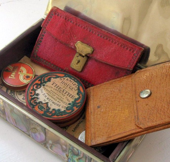 Cosmétiques et maquillage pour les morts